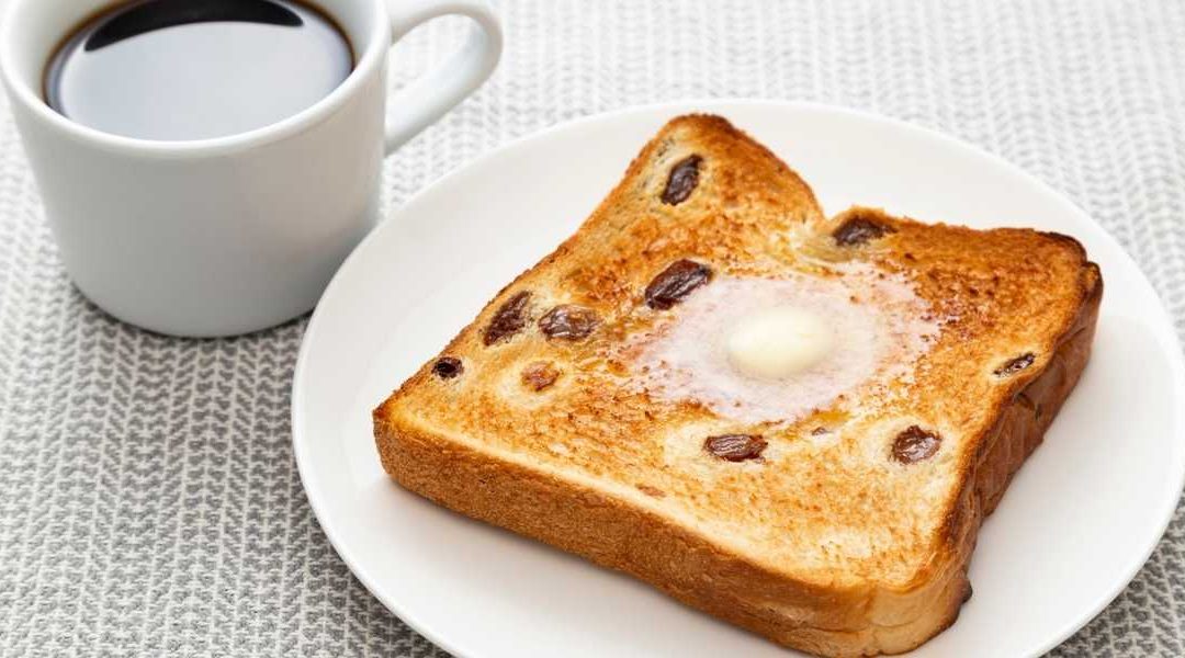 Pain aux raisins secs : est-ce un bon choix pour un petit-déjeuner sain ?