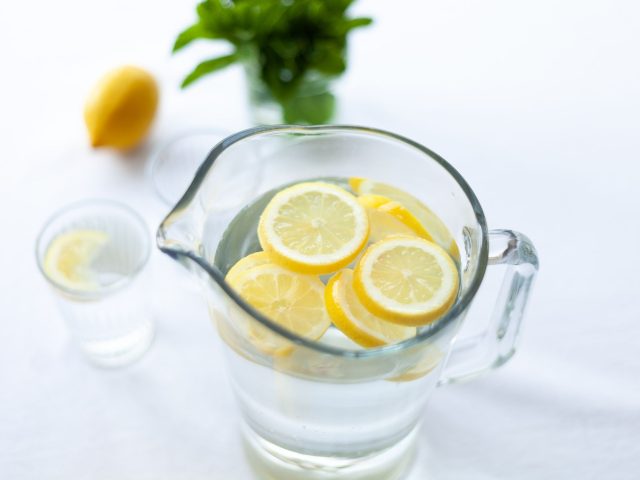 Depuis quand l&rsquo;eau citronnée à jeun est-elle plus qu&rsquo;une simple tendance ?